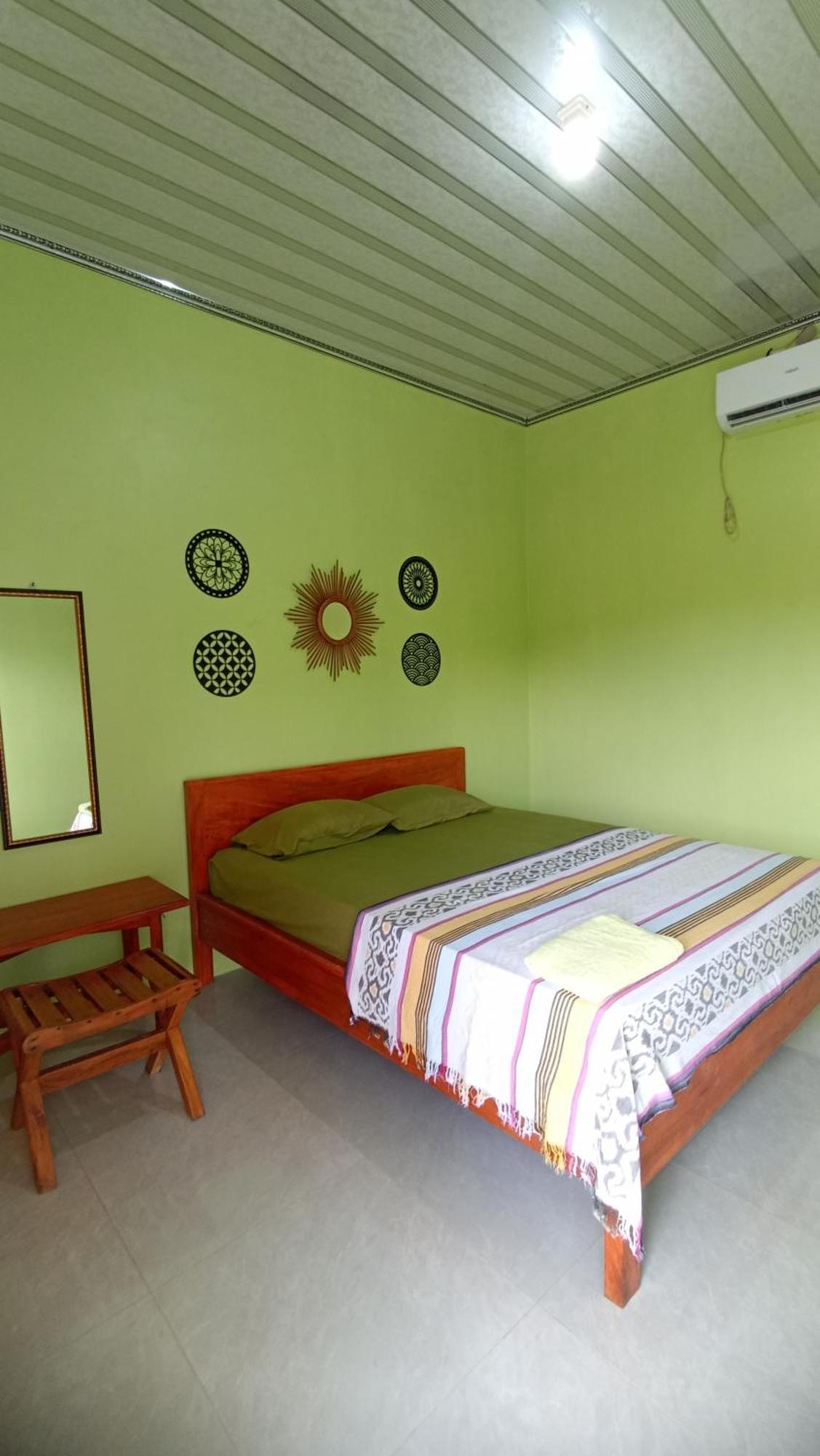 Loyal Friend Hostel Karimunjawa Ngoại thất bức ảnh